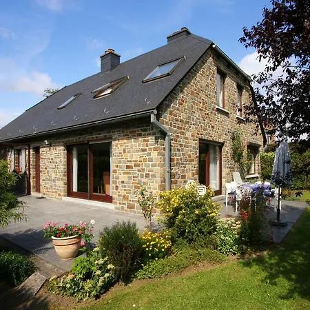 別荘 Cozy In Lesterny Near